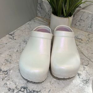 DANSKO EVA pearl/white iridescent clogs